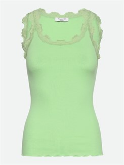 Rosemunde ikoniske Babette silketop med blonder - Pistachio green