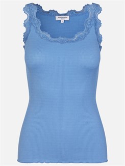 Rosemunde ikoniske Babette silketop med blonder - Blue heaven