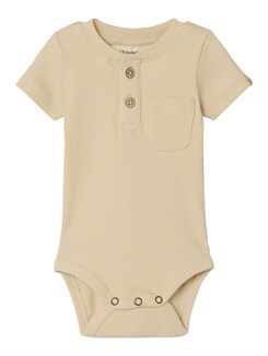 Lil' Atelier Halli SS slim body - Bleached sand